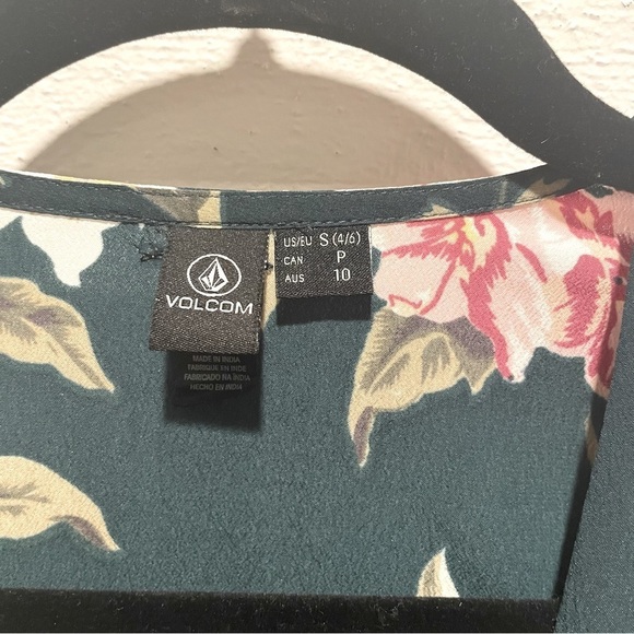 NWOT Volcom Emerald Green Haute Tropic Floral
Plunge Jumpsuit Size Small - Picture 8 of 12